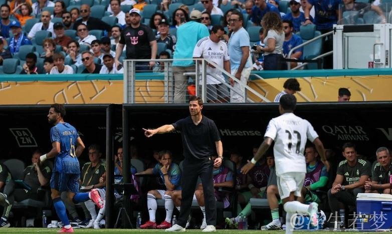9000万球星成皇马冷板凳常客：3场仅出战23分钟，球迷调侃不断